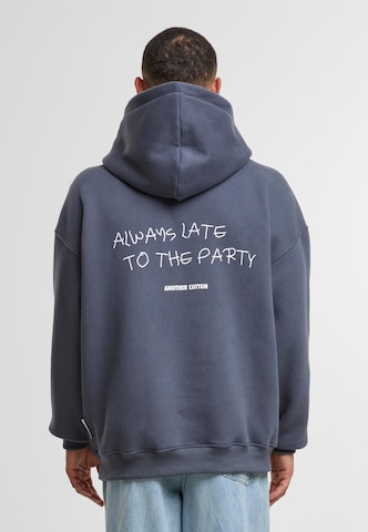Sweat-shirt 'Always Late' Another Cotton Lab en bleu : devant