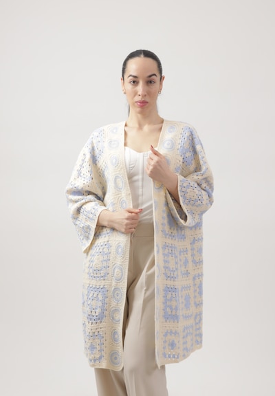Elara Strickjacke in XS-XL in hellblau / naturweiß, Produktansicht