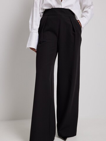 NA-KD Wide leg Pleat-Front Pants in Black: front