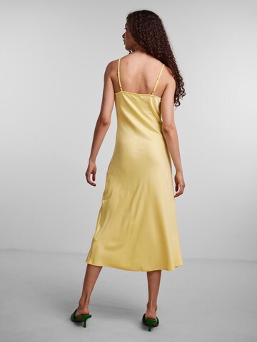 Rochie de cocktail 'Dottea' de la YAS pe galben