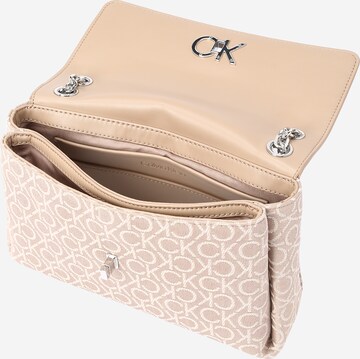 Calvin Klein Наплечная сумка в Бежевый