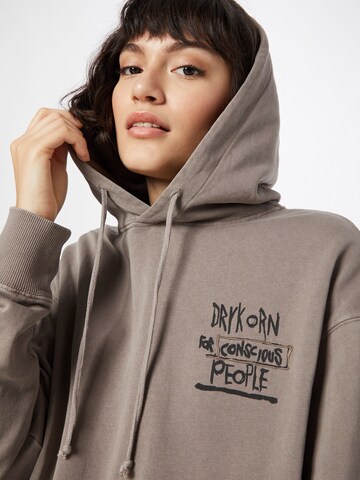 Sweat-shirt 'DRYKORN x ABOUT YOU BRADLEY_CONSCIOUS' DRYKORN en marron