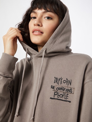 Sweat-shirt 'DRYKORN x ABOUT YOU BRADLEY_CONSCIOUS' DRYKORN en marron