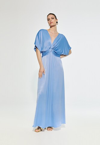 Abito di Lola Casademunt in blu: frontale