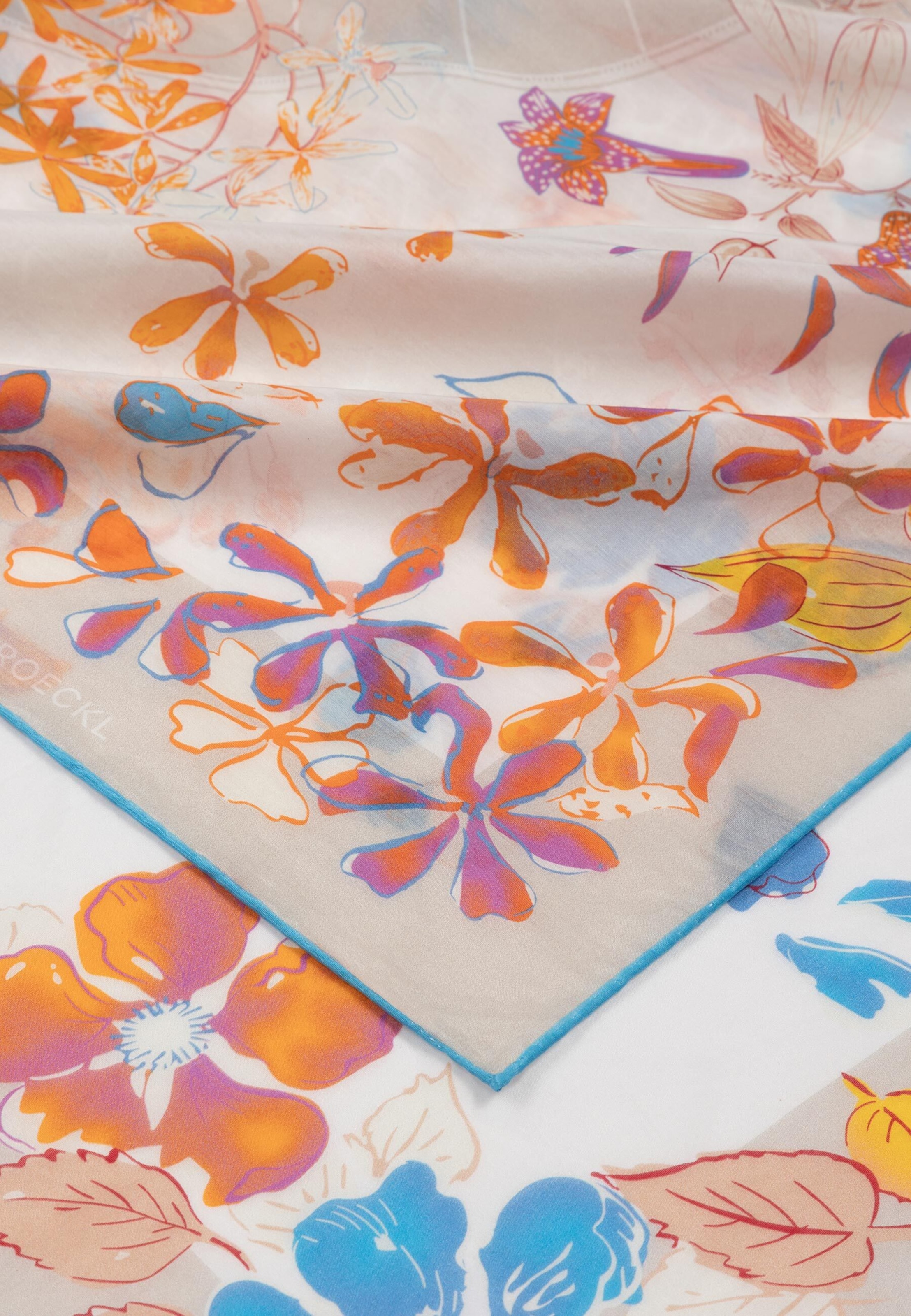 Foulard ' BLOOMING ATLAS' di Roeckl in beige