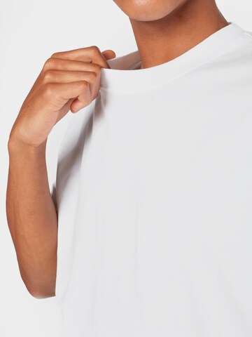 T-Shirt Urban Classics en blanc