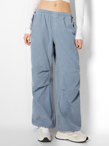 Loosefit Pantaloni de la Bershka pe albastru: față