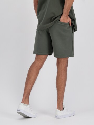 ALPHA INDUSTRIES - Loosefit Pantalón en verde