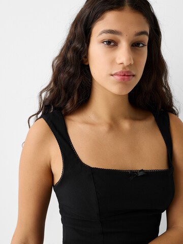 Top de la Bershka pe negru