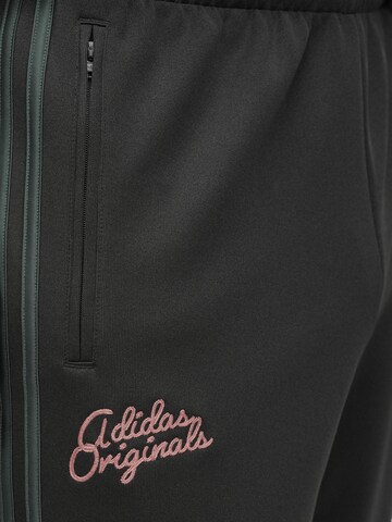 ADIDAS ORIGINALS Loosefit Kalhoty – černá