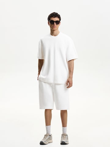 Trening de la Bershka pe alb: față
