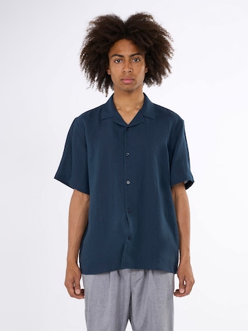 KnowledgeCotton Apparel Comfort fit Button Up Shirt in Blue: front