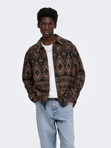 Only & Sons - Ajuste regular Chaqueta de entretiempo 'ONSDeal' en marrón: frente