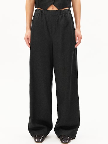 ARMEDANGELS Loosefit Hose JONVAALIE PREMIUM MEL. in Grau: Vorderseite