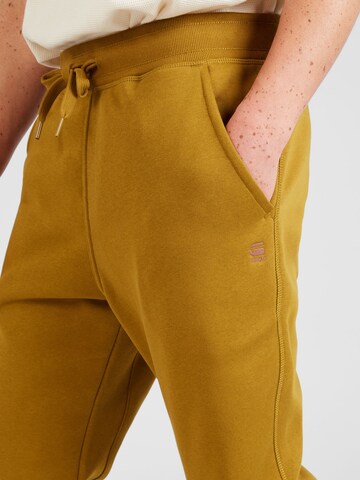 G-Star RAW Zwężany krój Spodnie 'Premium core' w kolorze brązowy