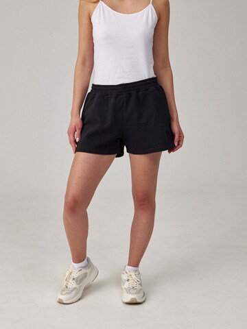 SNOCKS Loosefit Hose in Schwarz: Vorderseite