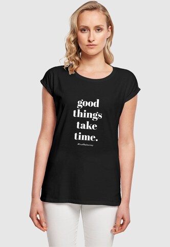 Merchcode T-Shirt 'Good Things Take Time' in Schwarz: predná strana