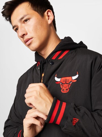 NEW ERA Prehodna jakna 'Chicago Bulls' | črna barva