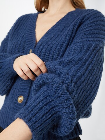 Geacă tricotată 'WVIVRE' de la Pimkie pe albastru