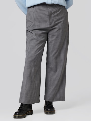 A LOT LESS Wide leg Trousers 'Stella' in Grey: front