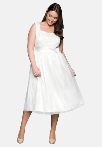 SHEEGO Коктейльное платье в Белый