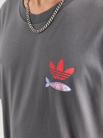 ADIDAS ORIGINALS Футболка 'SARDINES' в Серый