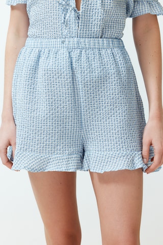Pantaloni scurți de la Trendyol pe albastru