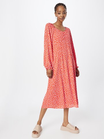 Rochie 'Betty' de la Neo Noir pe roșu