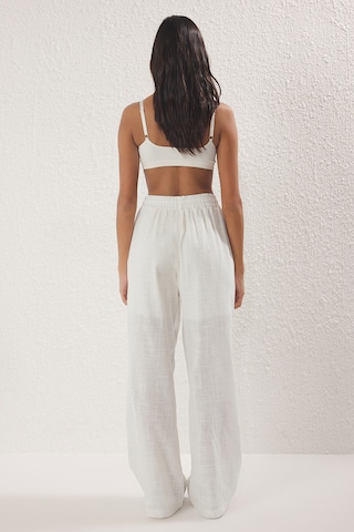 Wide leg Pantaloni de la Trendyol pe alb