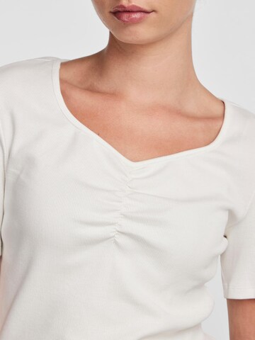 T-shirt 'Tania' PIECES en blanc