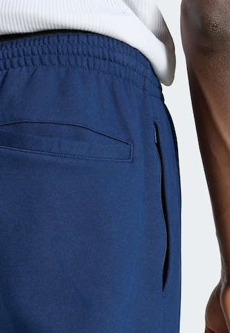 ADIDAS ORIGINALS - Loosefit Calças de desporto 'Trefoil Essentials' em azul