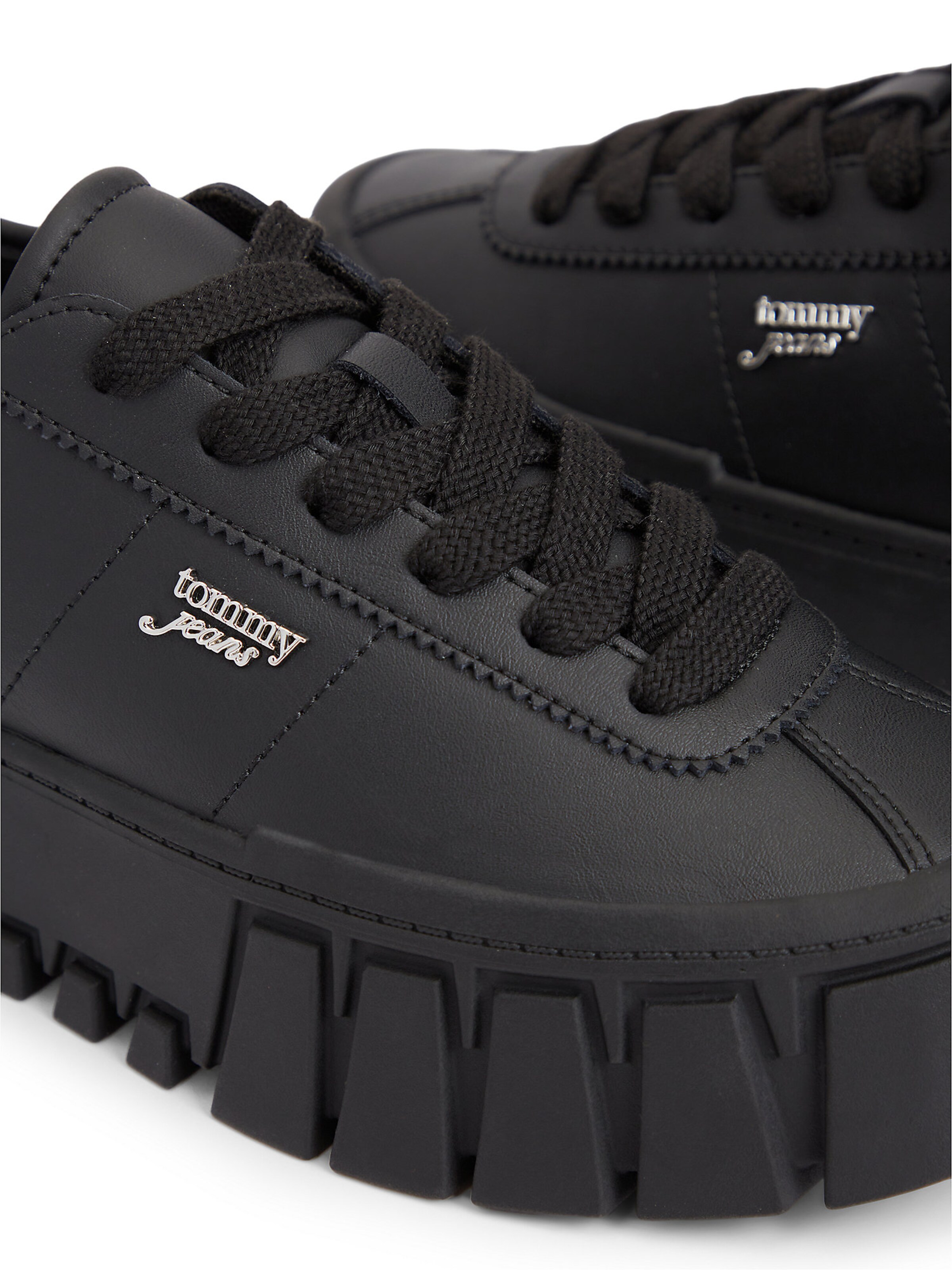 Tommy Jeans Sneakers in Black