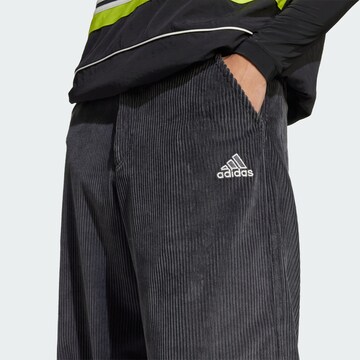ADIDAS ORIGINALS Loosefit Hose in Grau