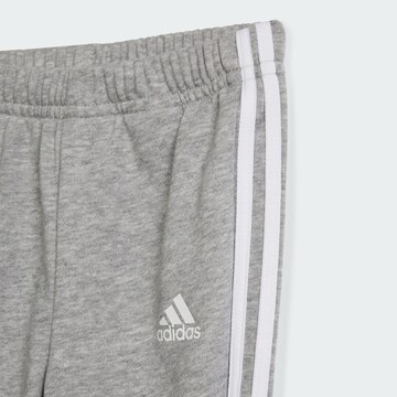 ADIDAS SPORTSWEAR Trainingsanzug 'Essentials' in Grau