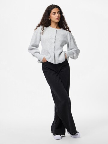 Cardigan 'PCANNIE' PIECES en gris