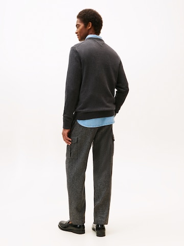 TOMMY HILFIGER Sweater 'ESSENTIAL' in Grey