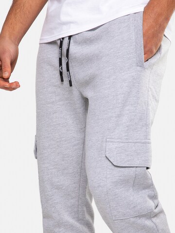 Effilé Pantalon cargo 'Stefan' Threadbare en gris