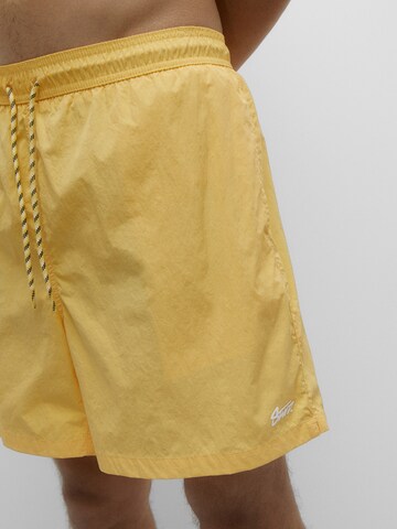 Pull&Bear Kratke kopalne hlače | rumena barva