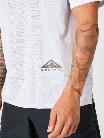 T-Shirt fonctionnel 'Rise 365' NIKE en blanc