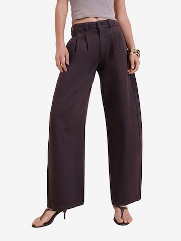 Wide leg Jeans con pieghe di Friends Like These in rosso: frontale