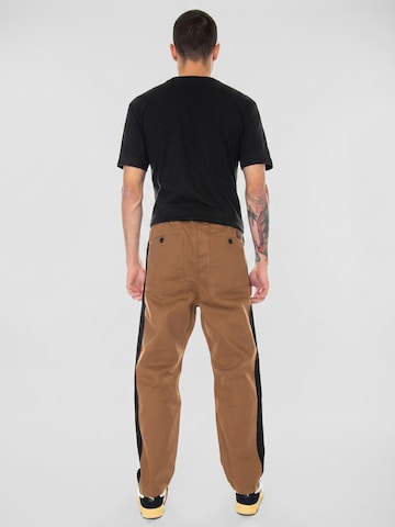 Baggy Pantaloni 'Fordson Contrast Pant Hamilton Brown / Black Rigid' di Carhartt WIP in marrone