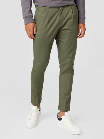 ABOUT YOU Regular Pleat-front trousers 'Logan' in Green: front