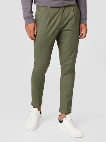 ABOUT YOU Pleat-Front Pants 'Logan' in Green: front