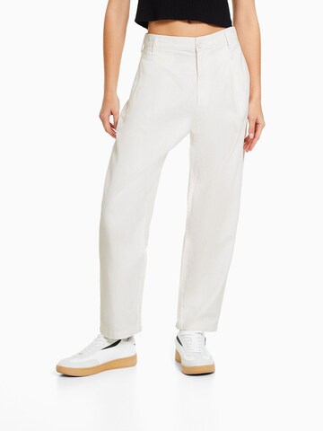 regular Pantaloni con pieghe di Bershka in bianco: frontale