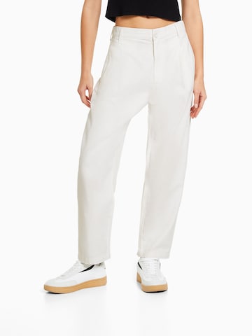 Bershka Regular Pleat-Front Pants in White: front