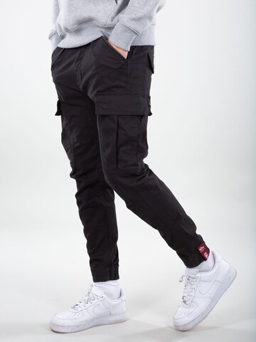 ALPHA INDUSTRIES Zúžený Kapsáče 'Airman' – černá