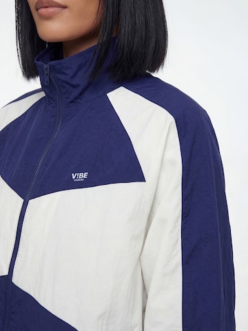 V!BE STUD!OS Демисезонная куртка в Синий