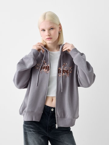 Bershka Sweat jacket in Grey: front