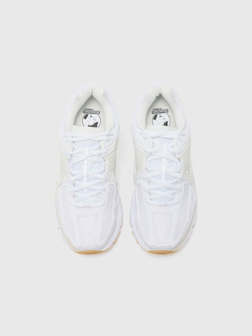 Sneaker bassa 'ZOOM VOMERO 5' di Nike Sportswear in bianco