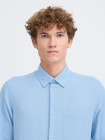 Coupe regular Chemise ' CFAaberg ' Casual Friday en bleu